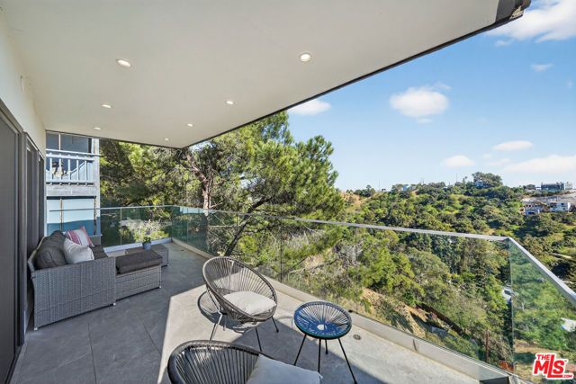 8960 Crescent Drive, Los Angeles, CA 90046