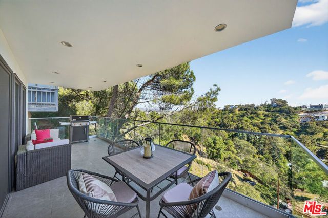 8960 Crescent Drive, Los Angeles, CA 90046