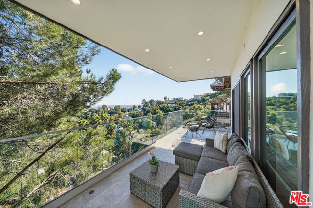 8960 Crescent Drive, Los Angeles, CA 90046