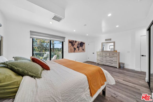 8960 Crescent Drive, Los Angeles, CA 90046