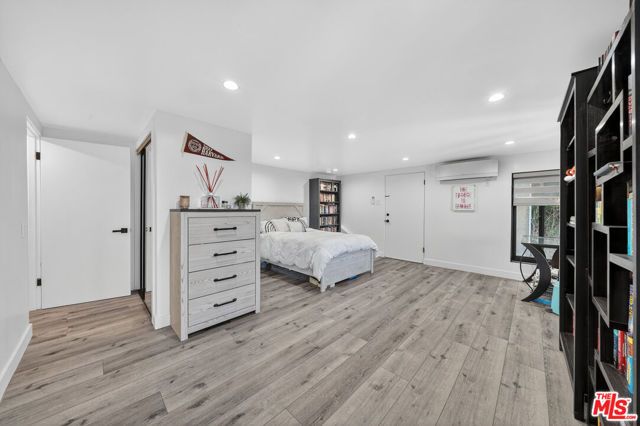 8960 Crescent Drive, Los Angeles, CA 90046