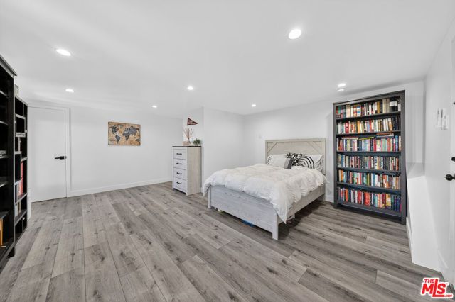 8960 Crescent Drive, Los Angeles, CA 90046