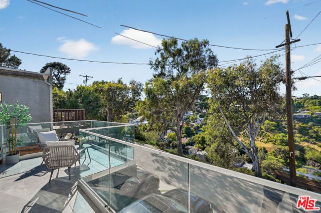 8960 Crescent Drive, Los Angeles, CA 90046