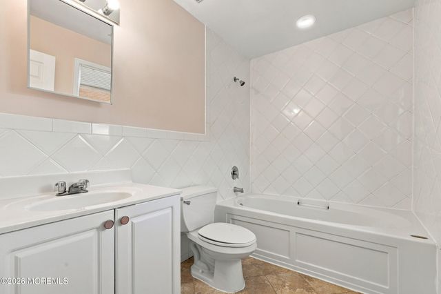 7 Grassmere Street, Lakewood, NJ 08701