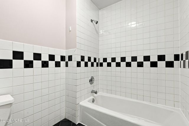 7 Grassmere Street, Lakewood, NJ 08701