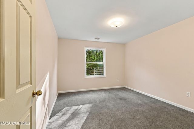7 Grassmere Street, Lakewood, NJ 08701