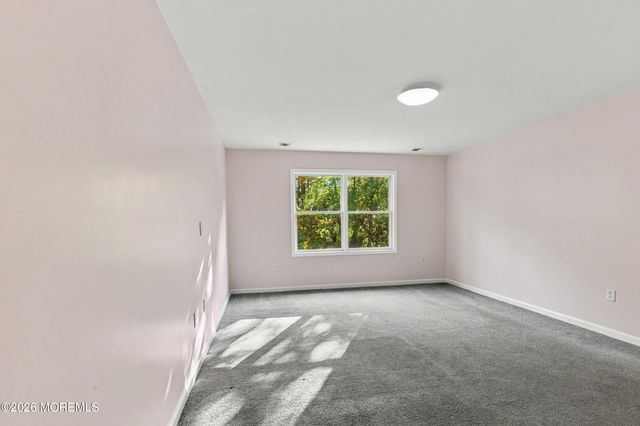 7 Grassmere Street, Lakewood, NJ 08701