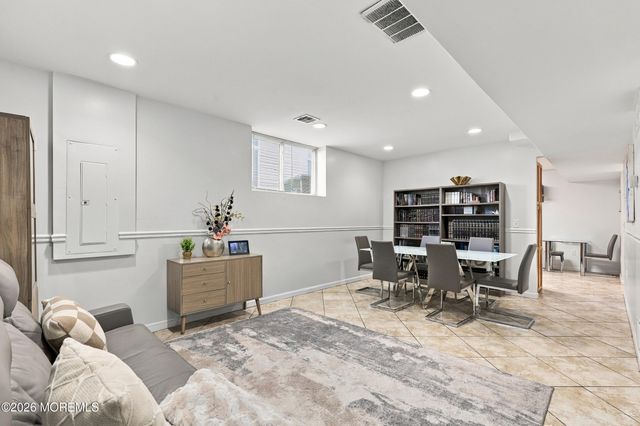 7 Grassmere Street, Lakewood, NJ 08701