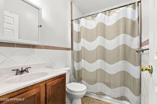 7 Grassmere Street, Lakewood, NJ 08701