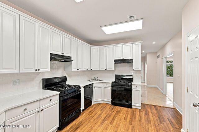7 Grassmere Street, Lakewood, NJ 08701