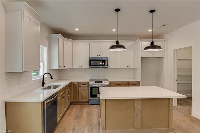 828 Vandar Drive, Winston-salem, NC 27106
