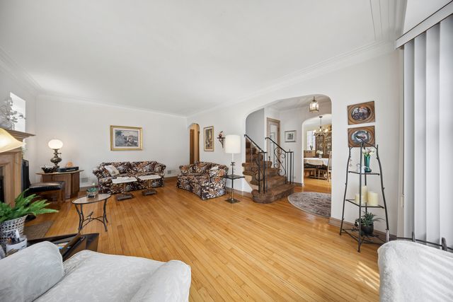 6631 N Caldwell Avenue, Chicago, IL 60646
