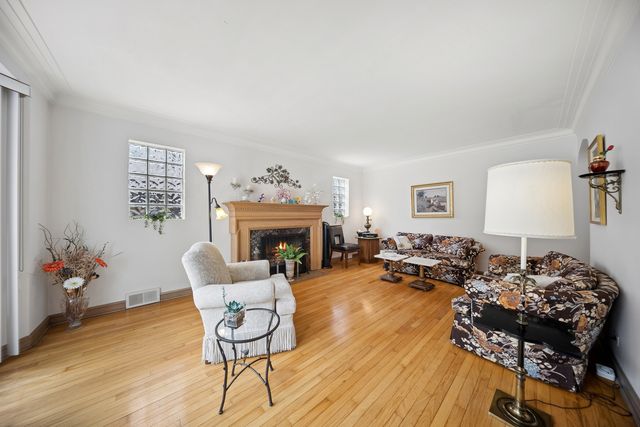 6631 N Caldwell Avenue, Chicago, IL 60646
