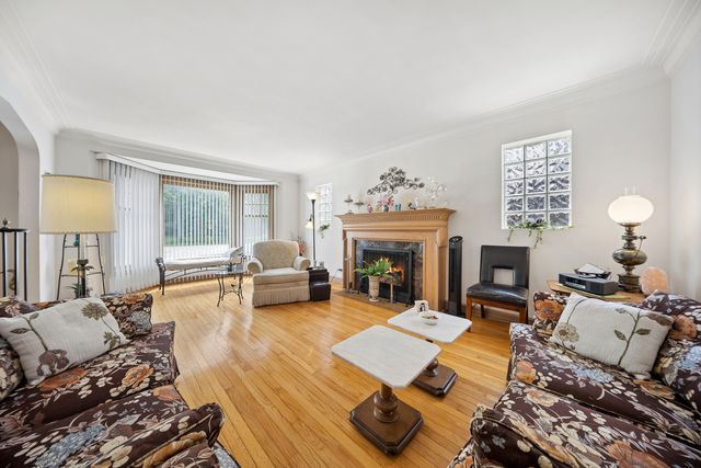 6631 N Caldwell Avenue, Chicago, IL 60646