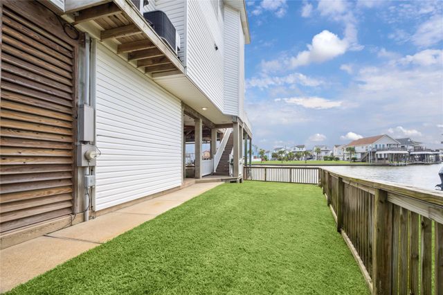 1834 Tiki Drive, Tiki Island, TX 77554