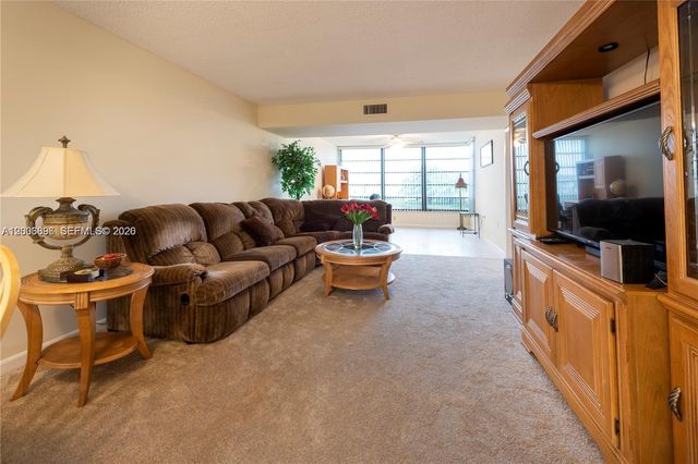 1530 Whitehall Dr 302, Davie, FL 33324