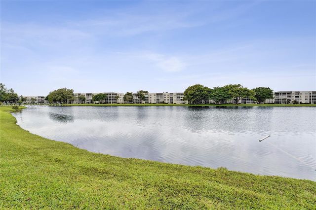 1530 Whitehall Dr 302, Davie, FL 33324