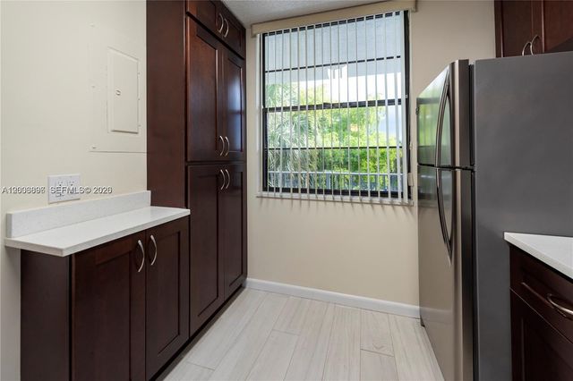 1530 Whitehall Dr 302, Davie, FL 33324