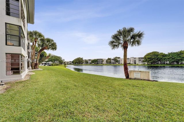 1530 Whitehall Dr 302, Davie, FL 33324
