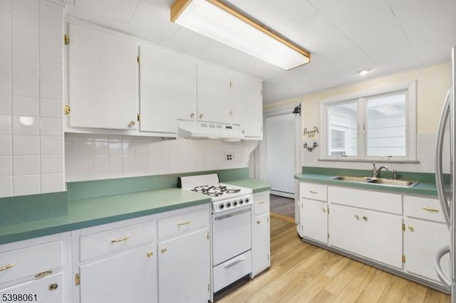 34 Old Mountain Rd, Clinton Twp., NJ 08833