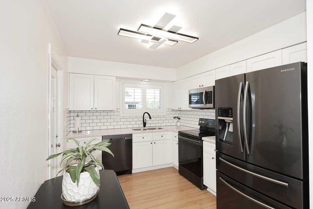 11442 N COGGINS Drive, Sun City, AZ 85351