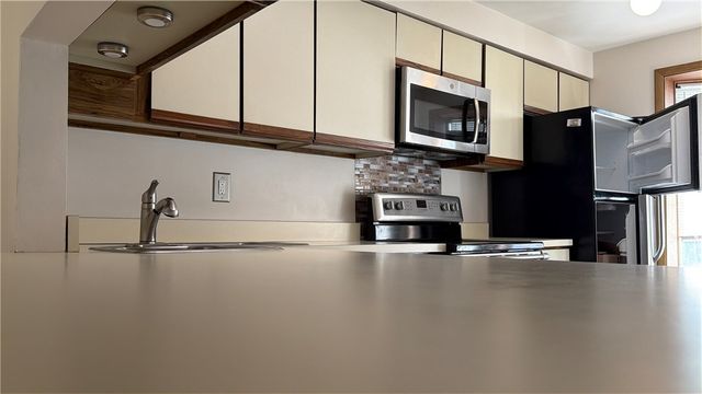 12 Hennig Dr, Whitehall, PA 15236