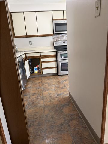 12 Hennig Dr, Whitehall, PA 15236