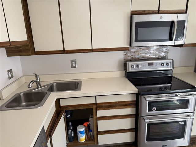 12 Hennig Dr, Whitehall, PA 15236