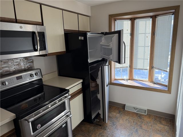 12 Hennig Dr, Whitehall, PA 15236