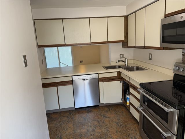 12 Hennig Dr, Whitehall, PA 15236