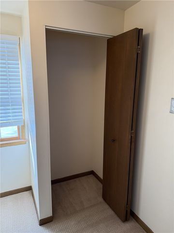 12 Hennig Dr, Whitehall, PA 15236