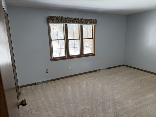 12 Hennig Dr, Whitehall, PA 15236