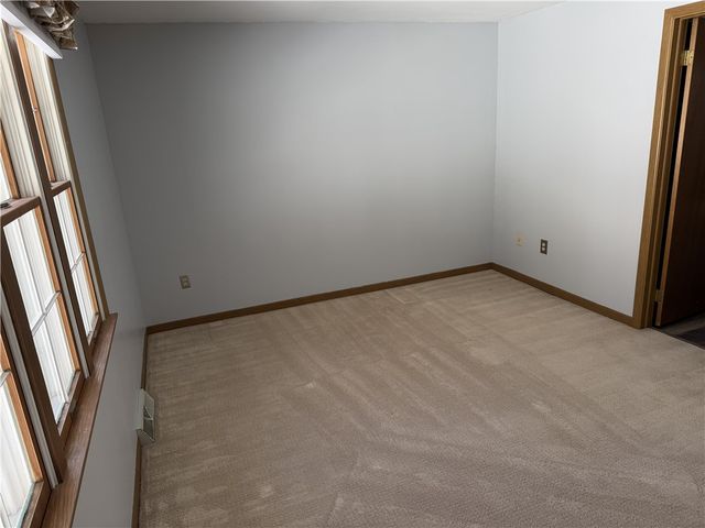 12 Hennig Dr, Whitehall, PA 15236