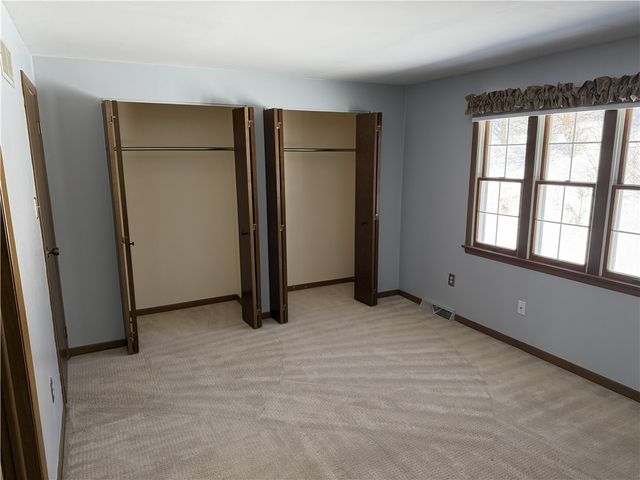 12 Hennig Dr, Whitehall, PA 15236