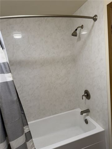 12 Hennig Dr, Whitehall, PA 15236