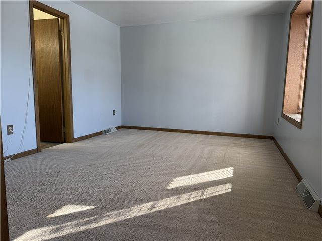 12 Hennig Dr, Whitehall, PA 15236