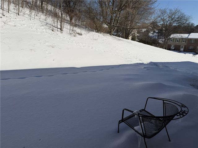 12 Hennig Dr, Whitehall, PA 15236