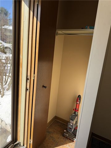 12 Hennig Dr, Whitehall, PA 15236