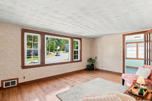 23 Mayflower Road, Woburn, MA 01801