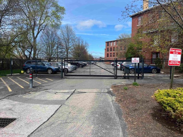 470 Silver St Apt 113, Manchester, NH 03103