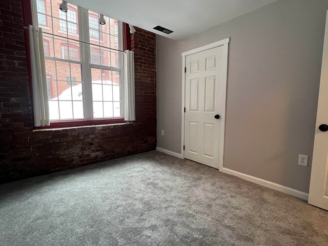 470 Silver St Apt 113, Manchester, NH 03103