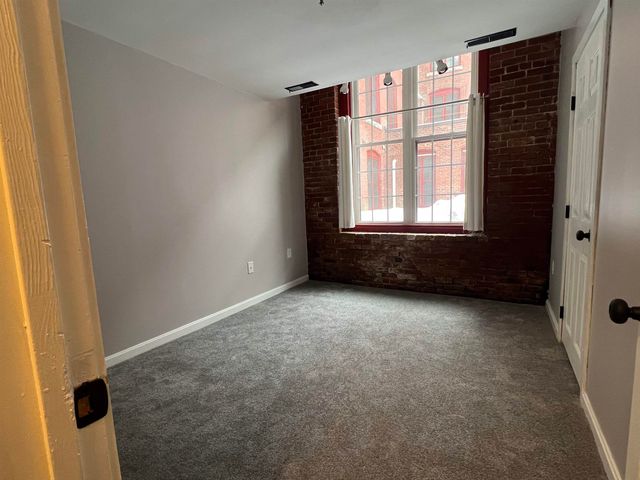 470 Silver St Apt 113, Manchester, NH 03103