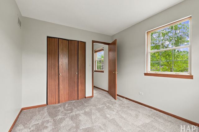 918 Knightsbridge Drive, Island Lake, IL 60042