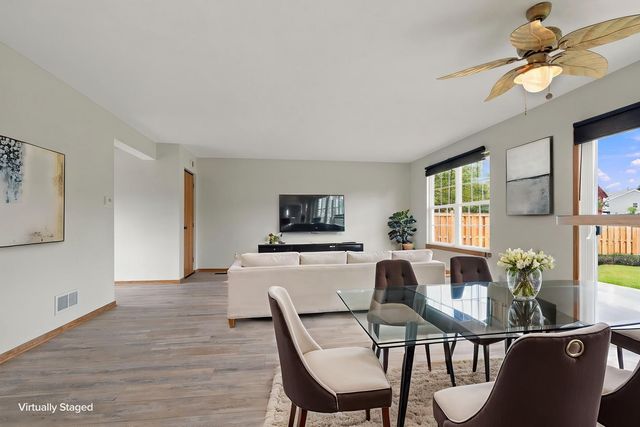 918 Knightsbridge Drive, Island Lake, IL 60042