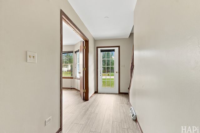 918 Knightsbridge Drive, Island Lake, IL 60042