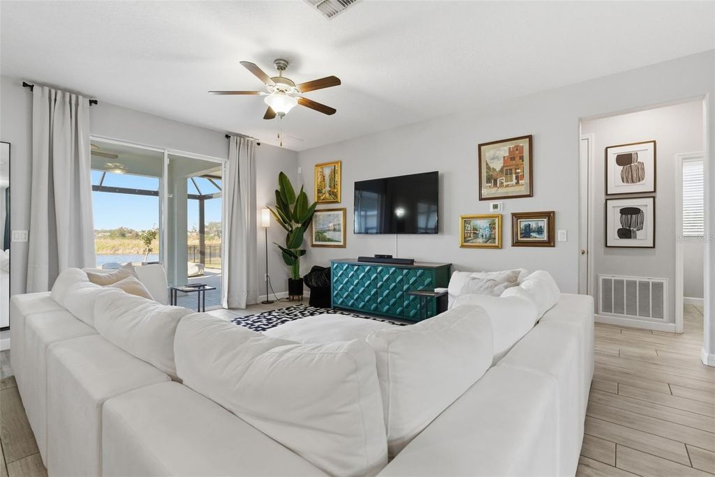 Image 17 of property listing at 10222 COUNT FLEET DRIVE, Ruskin, FL 33573