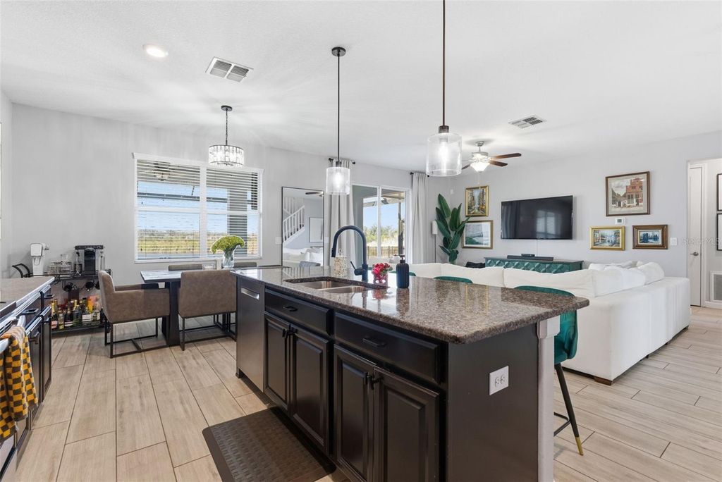 Image 10 of property listing at 10222 COUNT FLEET DRIVE, Ruskin, FL 33573