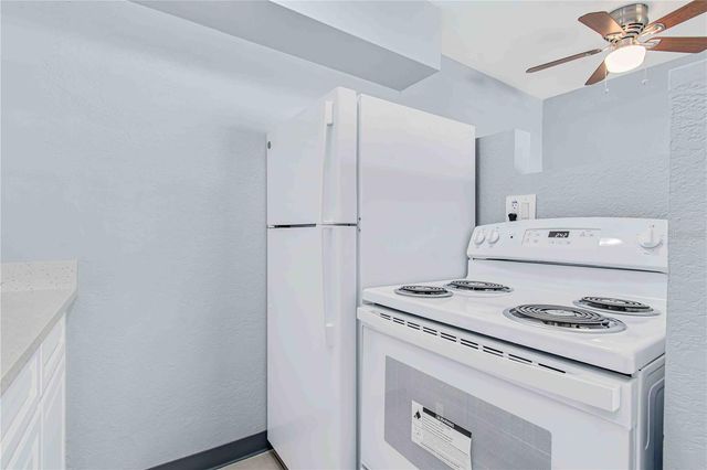 140 112TH AVENUE N 4, St Petersburg, FL 33716