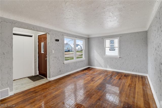 5571 Oakwood Avenue, Maple Heights, OH 44137