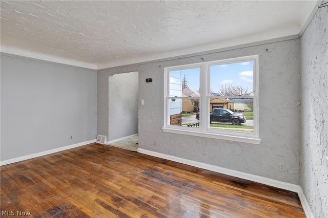 5571 Oakwood Avenue, Maple Heights, OH 44137